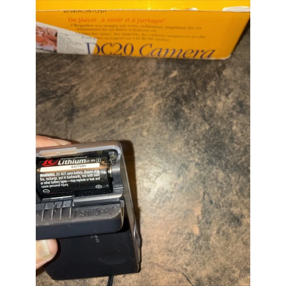VTG KODAK DS DC20 DIGITAL CAMERA With Box, Cords, Paperwork, And Disc